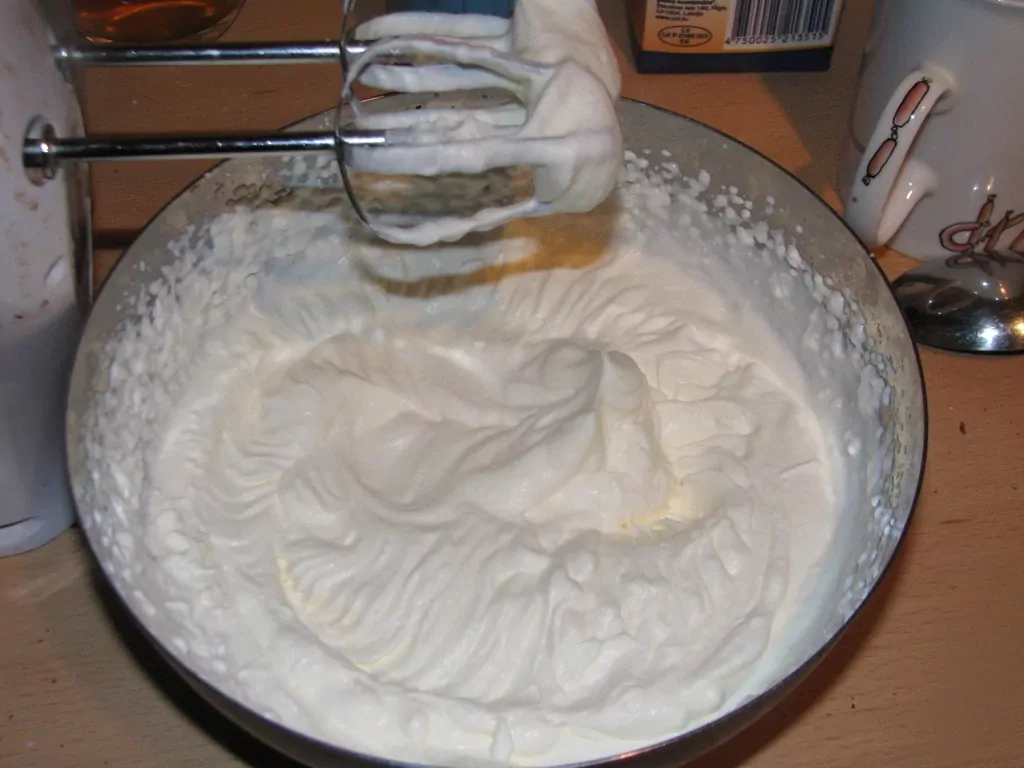 Šoko kūka ar jogurta/putukrējuma krēmu