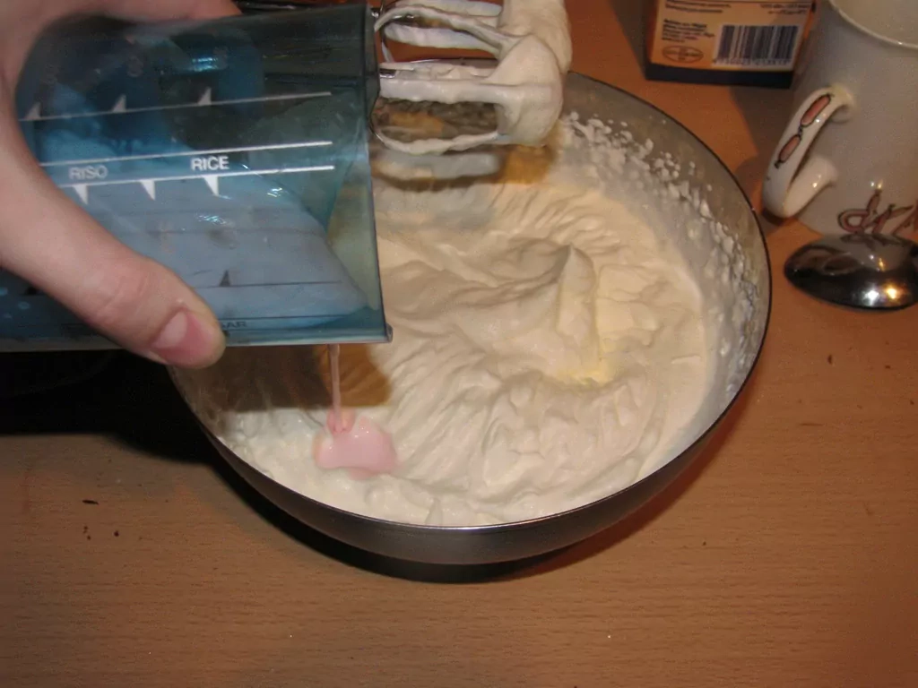 Šoko kūka ar jogurta/putukrējuma krēmu