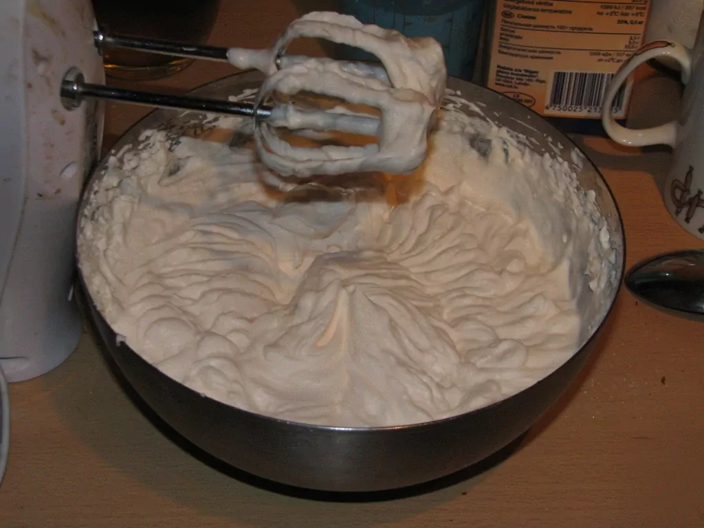 Šoko kūka ar jogurta/putukrējuma krēmu