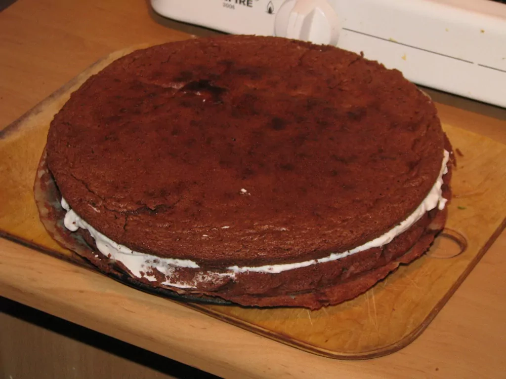 Šoko kūka ar jogurta/putukrējuma krēmu