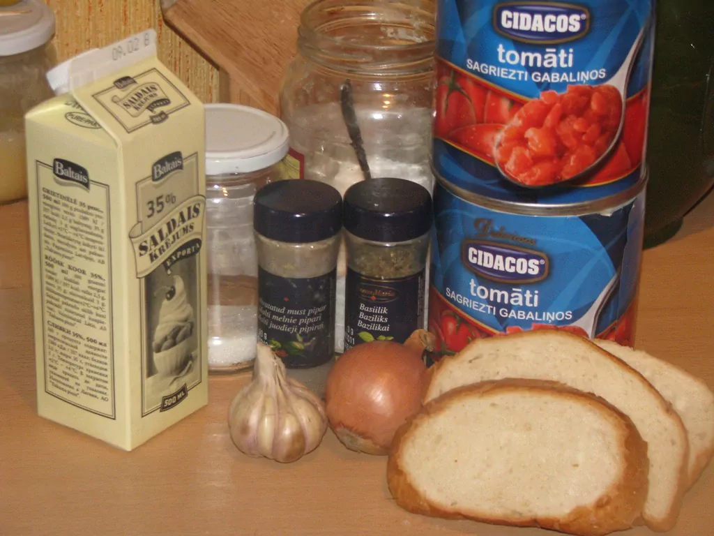 Tomātu zupa ar ķiplokiem un saldo krējumu