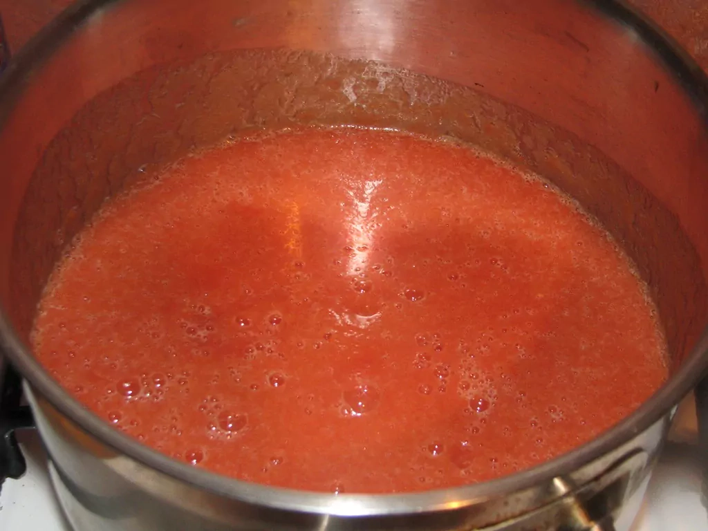 Tomātu zupa ar ķiplokiem un saldo krējumu