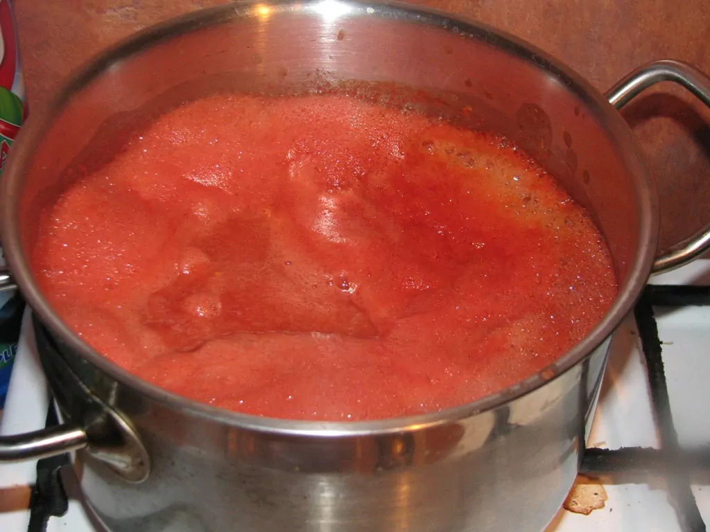 Tomātu zupa ar ķiplokiem un saldo krējumu