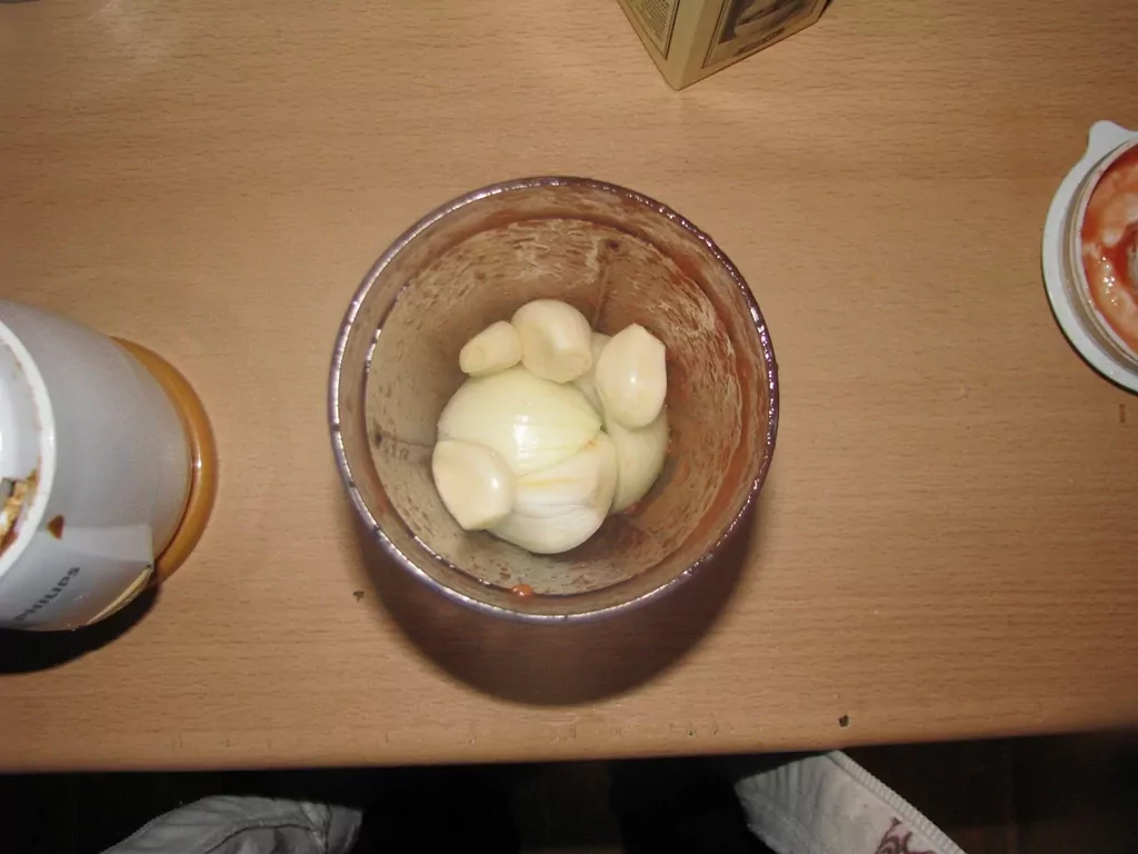 Tomātu zupa ar ķiplokiem un saldo krējumu