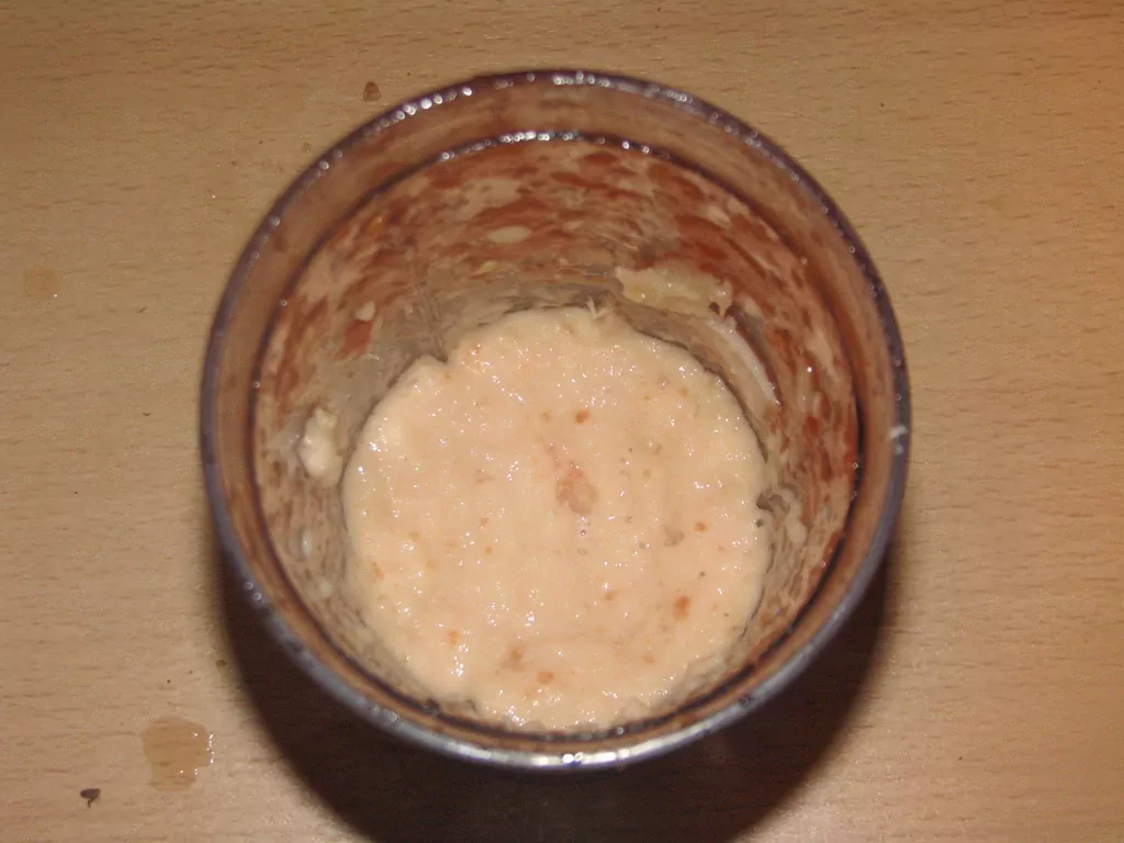 Tomātu zupa ar ķiplokiem un saldo krējumu