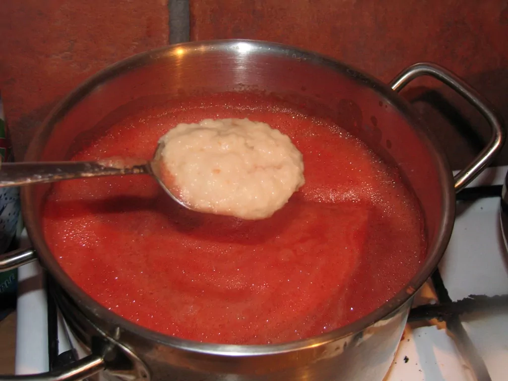 Tomātu zupa ar ķiplokiem un saldo krējumu