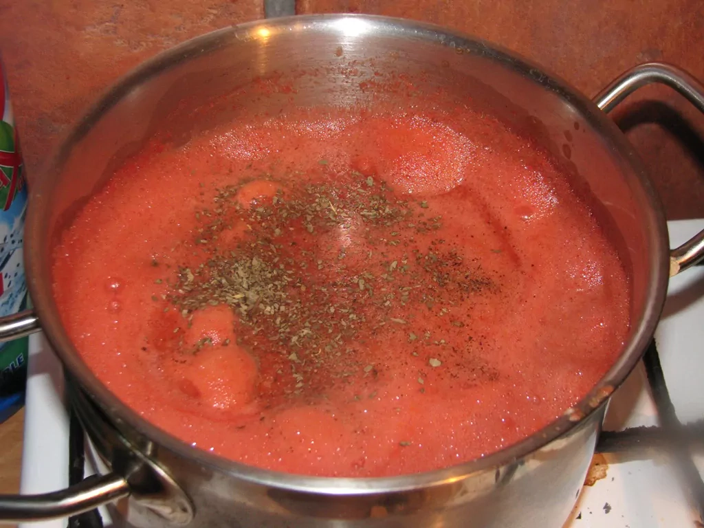 Tomātu zupa ar ķiplokiem un saldo krējumu