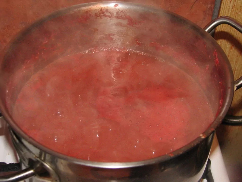 Tomātu zupa ar ķiplokiem un saldo krējumu