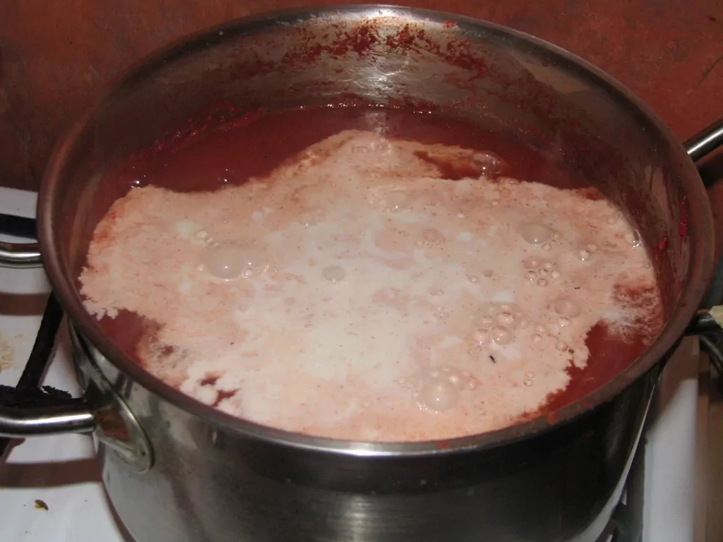 Tomātu zupa ar ķiplokiem un saldo krējumu