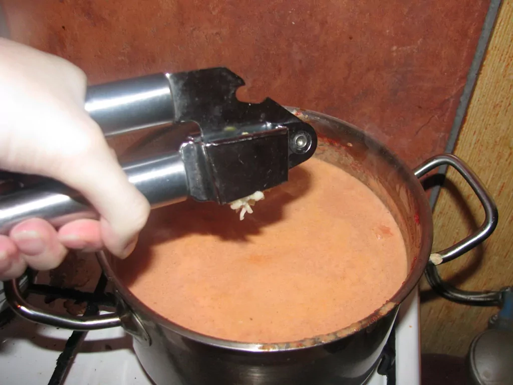 Tomātu zupa ar ķiplokiem un saldo krējumu