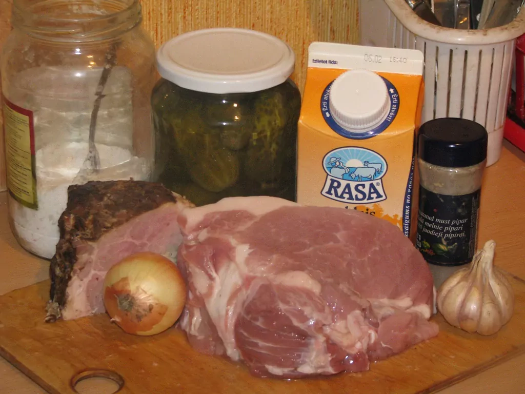 Cūkgaļas šmoris ar žāvētu gaļu un gurķiem