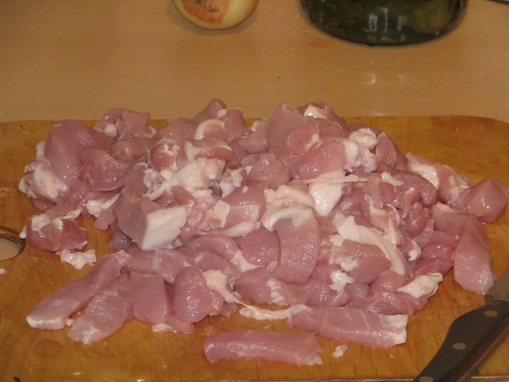 Cūkgaļas šmoris ar žāvētu gaļu un gurķiem