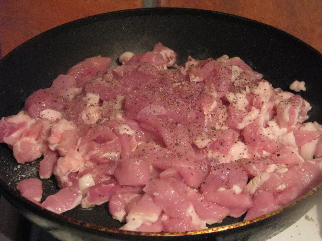 Cūkgaļas šmoris ar žāvētu gaļu un gurķiem