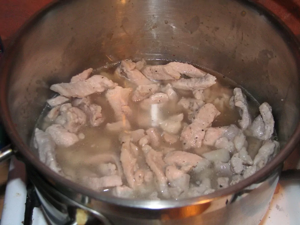 Cūkgaļas šmoris ar žāvētu gaļu un gurķiem