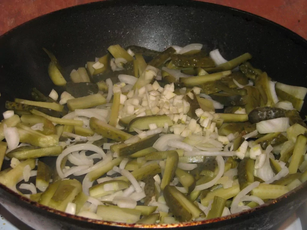 Cūkgaļas šmoris ar žāvētu gaļu un gurķiem