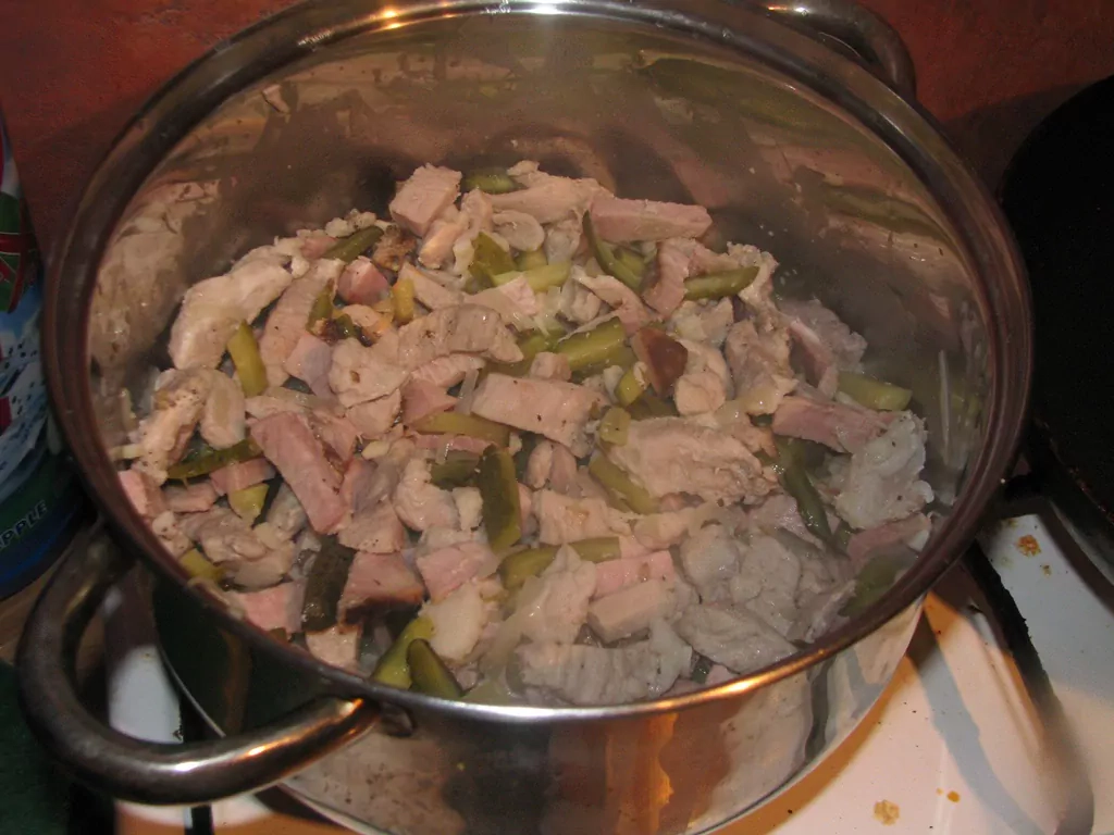 Cūkgaļas šmoris ar žāvētu gaļu un gurķiem