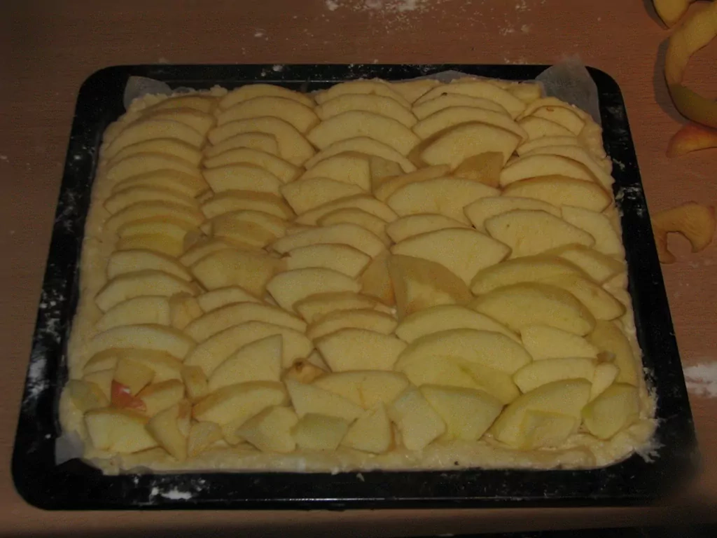 Biezpiena plātsmaize ar āboliem