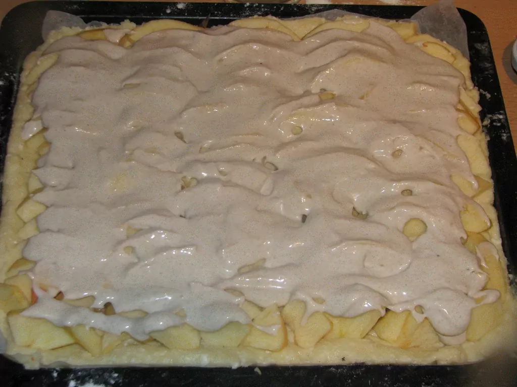 Biezpiena plātsmaize ar āboliem