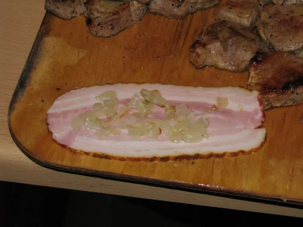 Cūkas filejas medaljoni bekonā