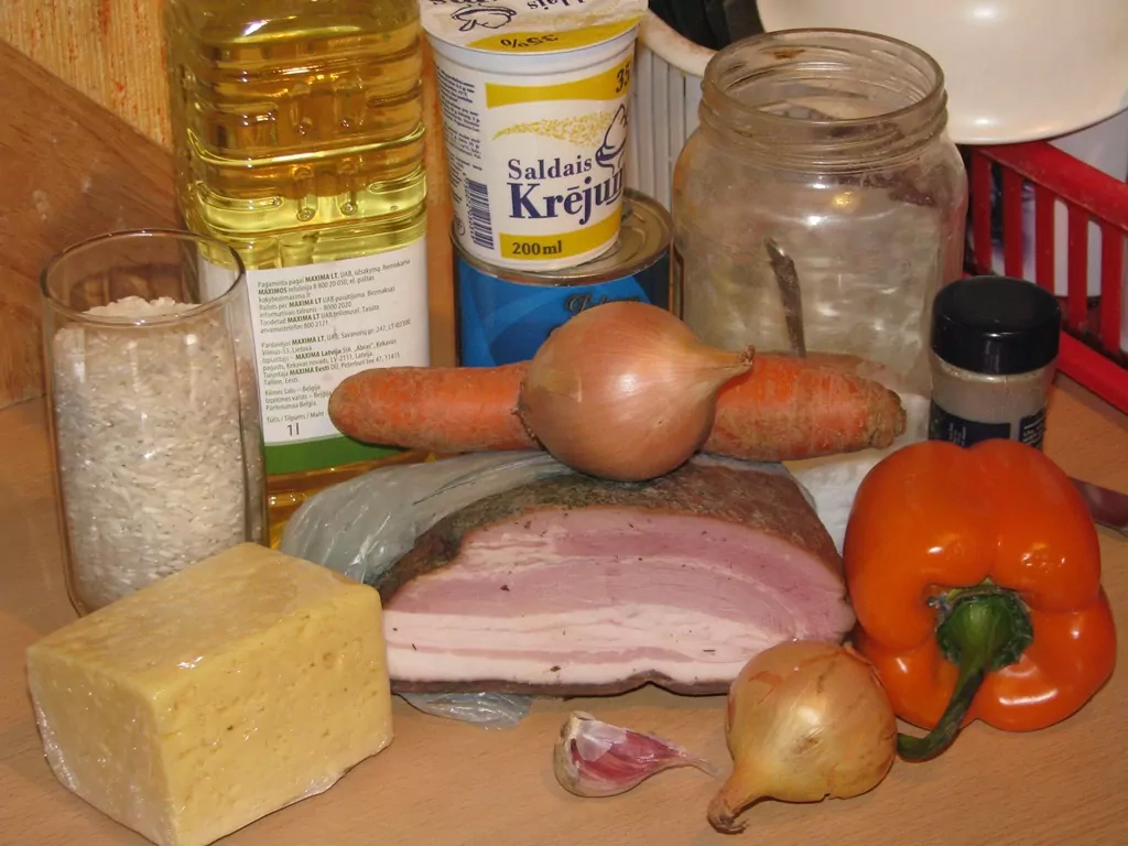 Rīsu sacepums ar dārzeņiem un žāvētu gaļu