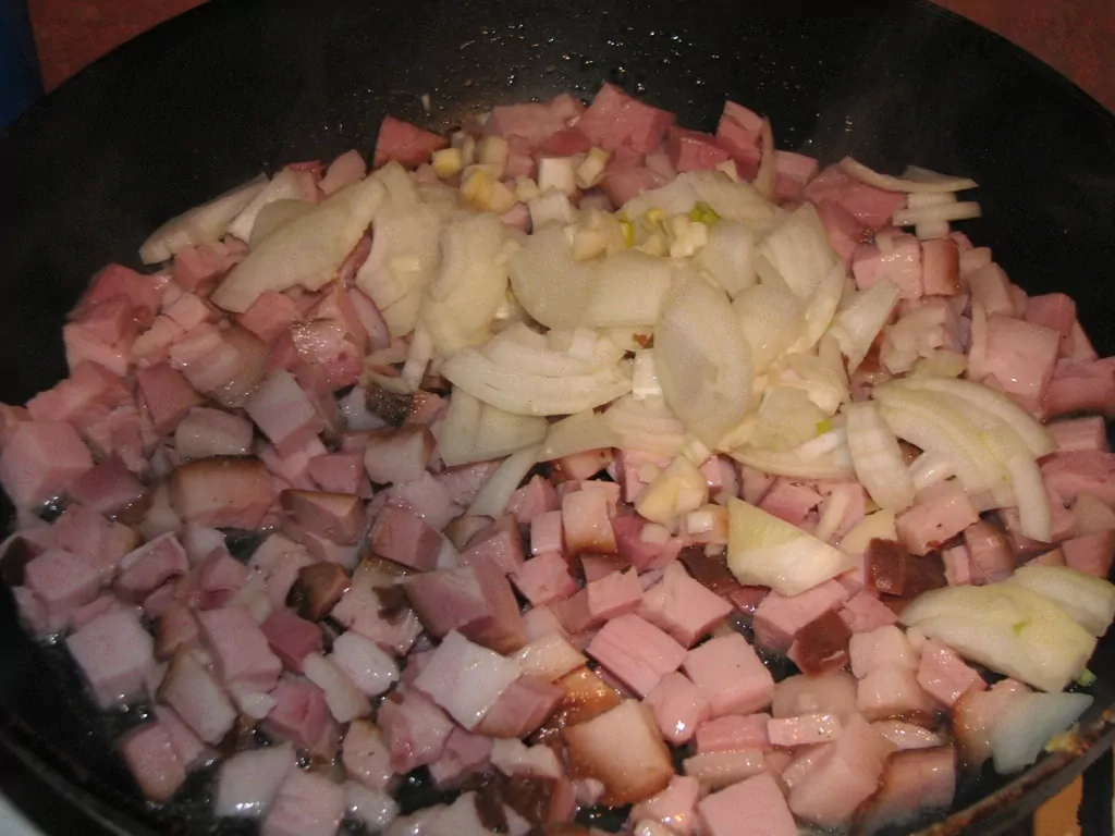 Rīsu sacepums ar dārzeņiem un žāvētu gaļu