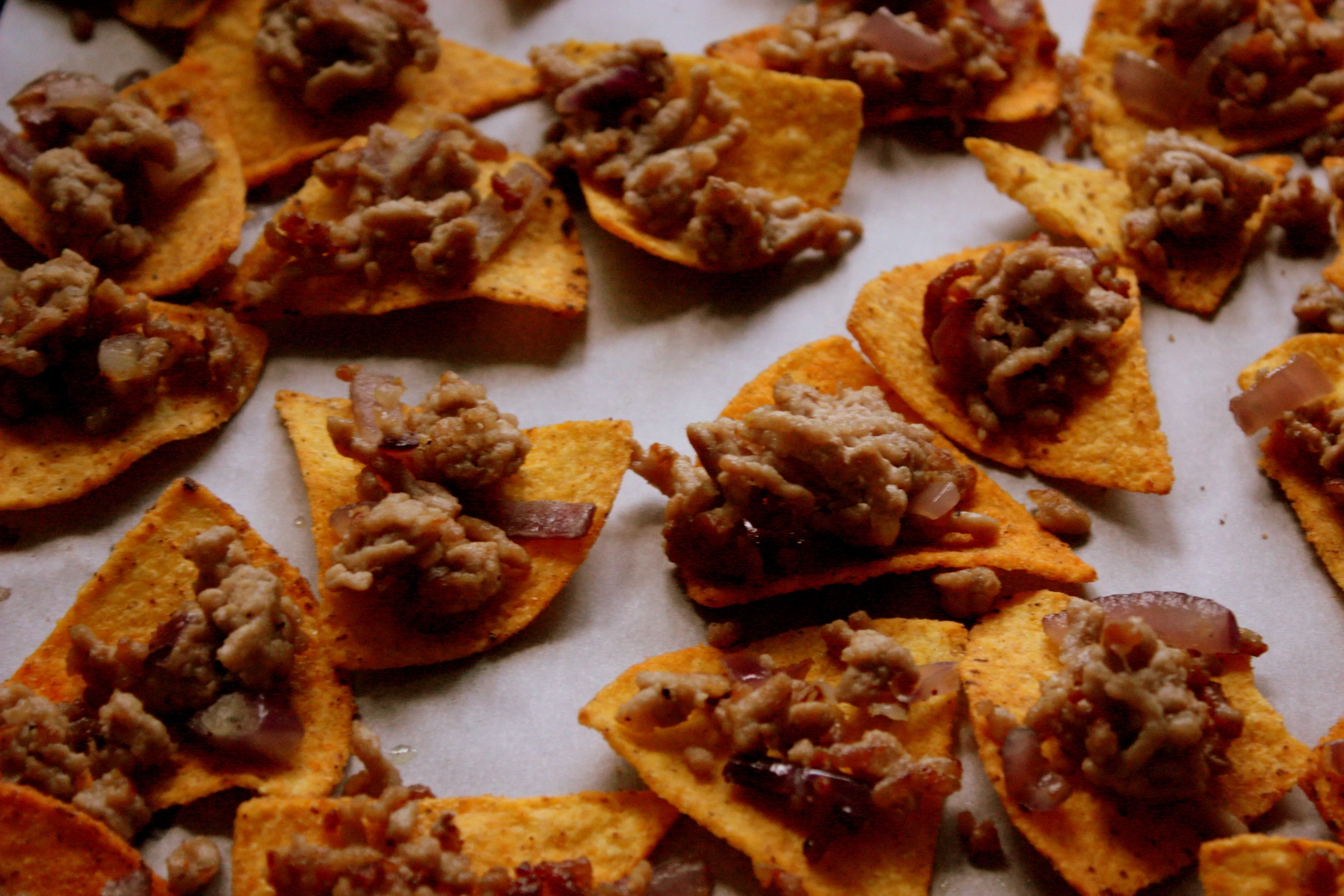 Krāsnī cepti Nachos ar malto gaļu, pupiņu mērci un sieru