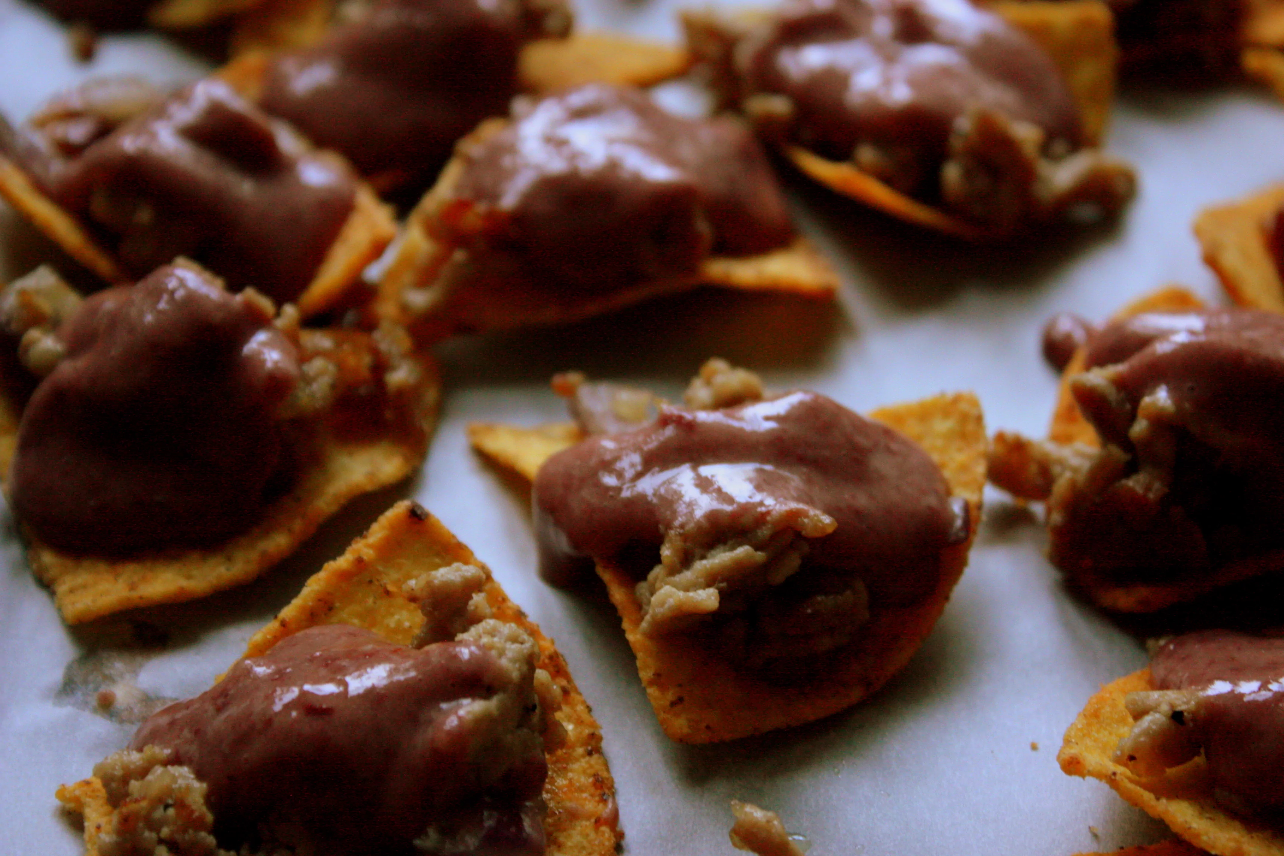 Krāsnī cepti Nachos ar malto gaļu, pupiņu mērci un sieru