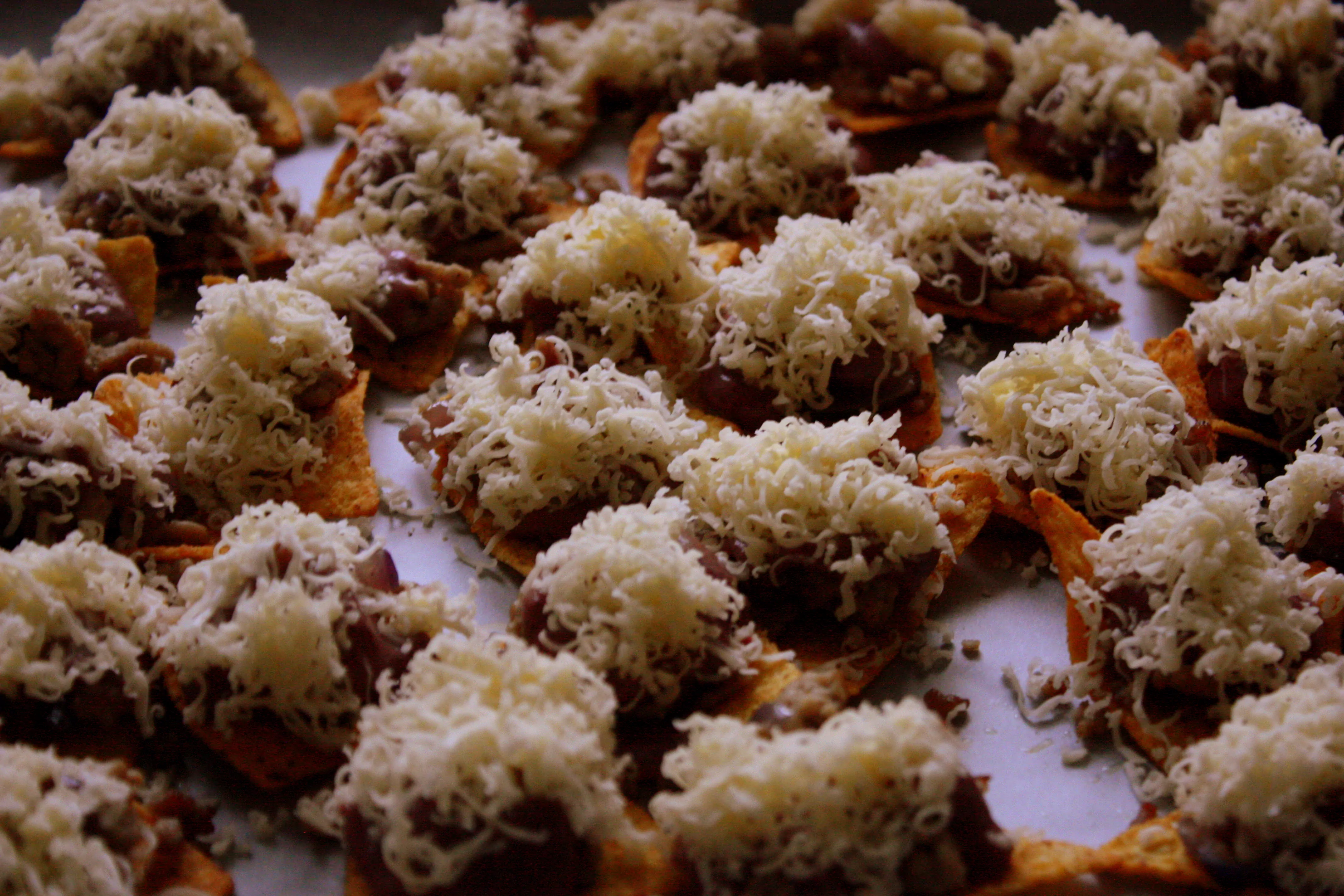 Krāsnī cepti Nachos ar malto gaļu, pupiņu mērci un sieru