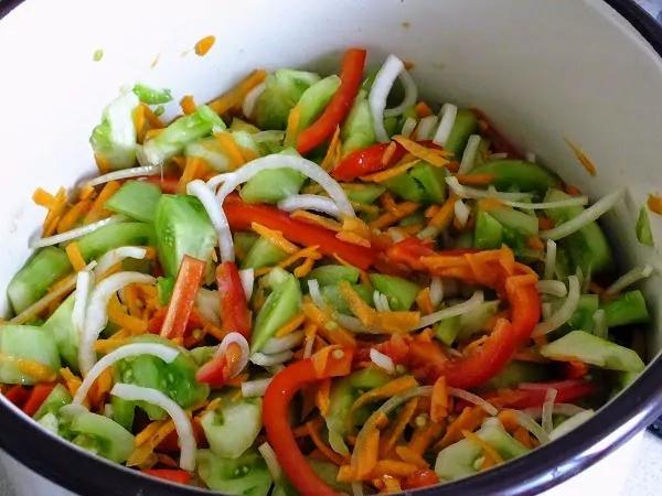 Sałatka z zielonych pomidorów z marchewką i cebulą na zimę