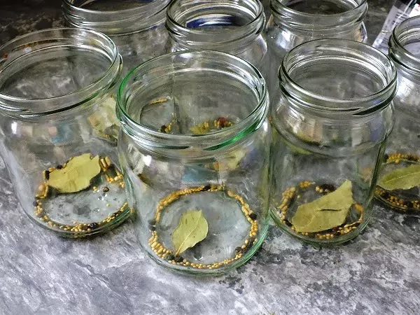 Sałatka z zielonych pomidorów z marchewką i cebulą na zimę