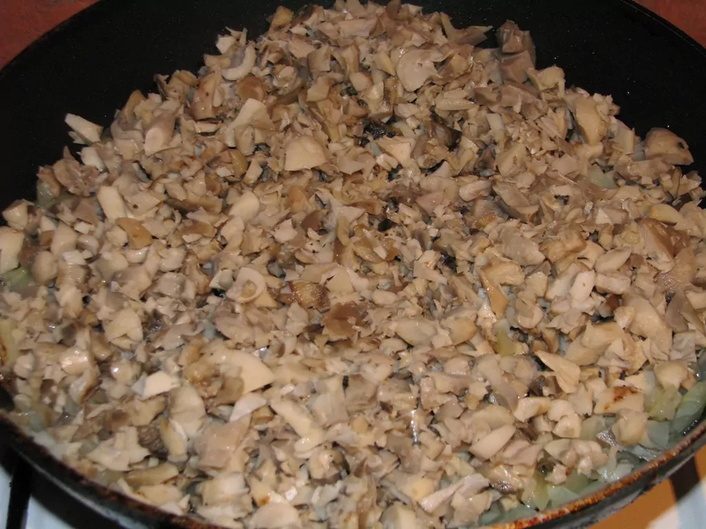 Cūkgaļas veltnīši ar sālīto sēņu pildījumu