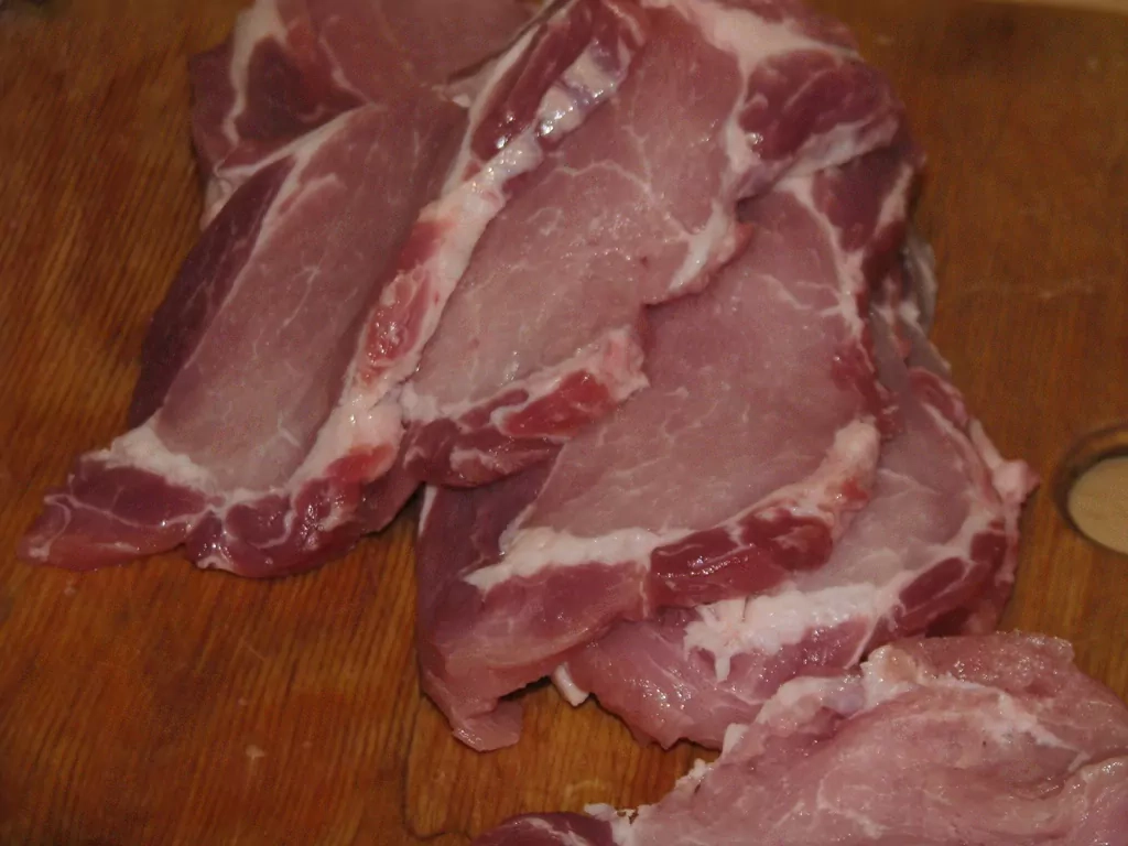 Cūkgaļas veltnīši ar sālīto sēņu pildījumu