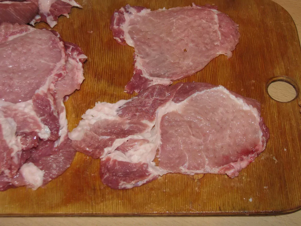 Cūkgaļas veltnīši ar sālīto sēņu pildījumu