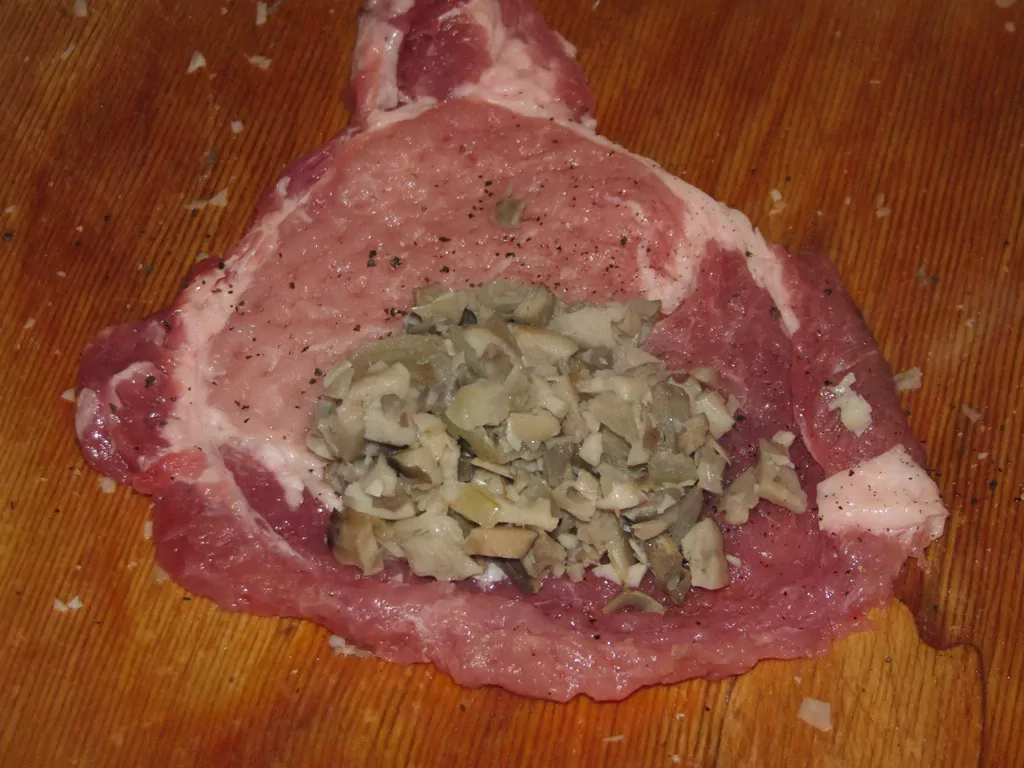 Cūkgaļas veltnīši ar sālīto sēņu pildījumu