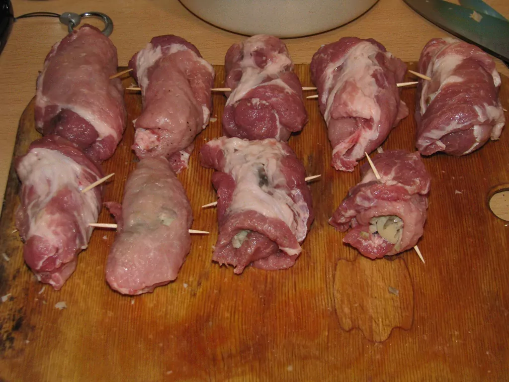 Cūkgaļas veltnīši ar sālīto sēņu pildījumu