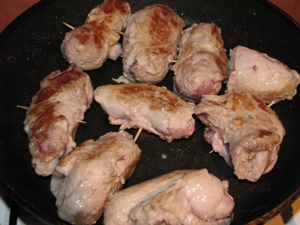 Cūkgaļas veltnīši ar sālīto sēņu pildījumu