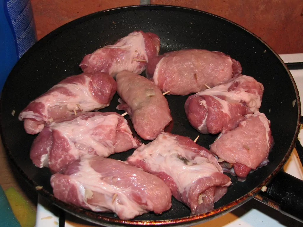 Cūkgaļas veltnīši ar sālīto sēņu pildījumu