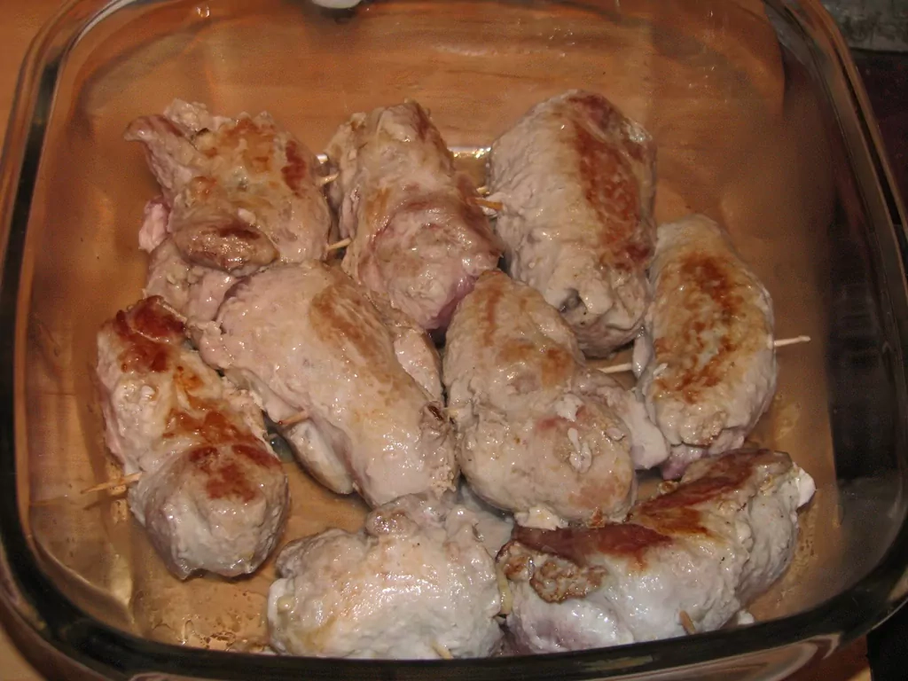 Cūkgaļas veltnīši ar sālīto sēņu pildījumu