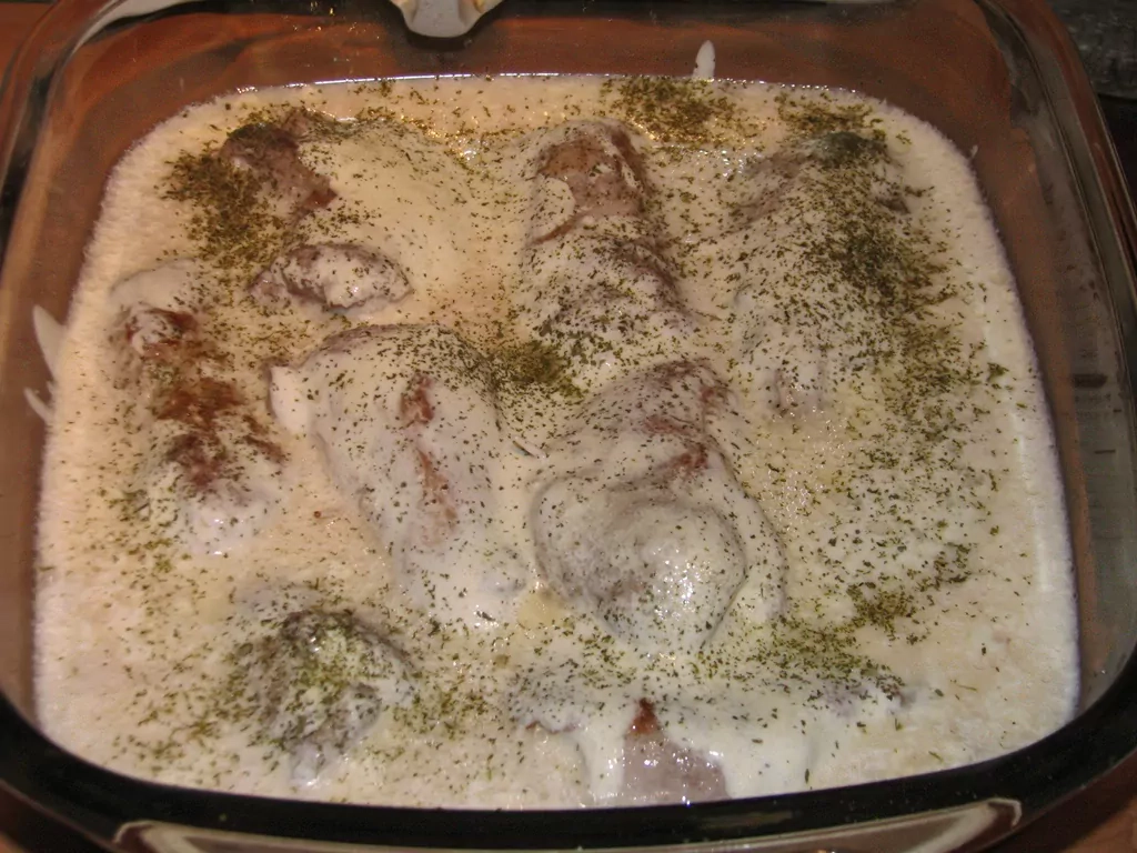 Cūkgaļas veltnīši ar sālīto sēņu pildījumu