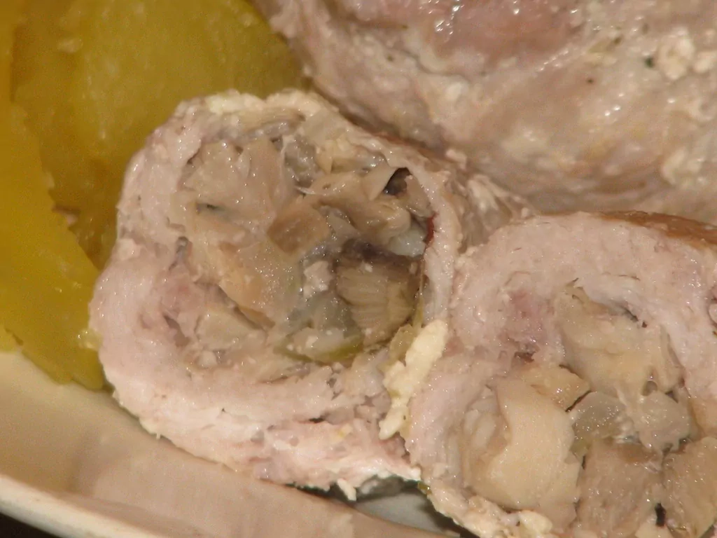 Cūkgaļas veltnīši ar sālīto sēņu pildījumu