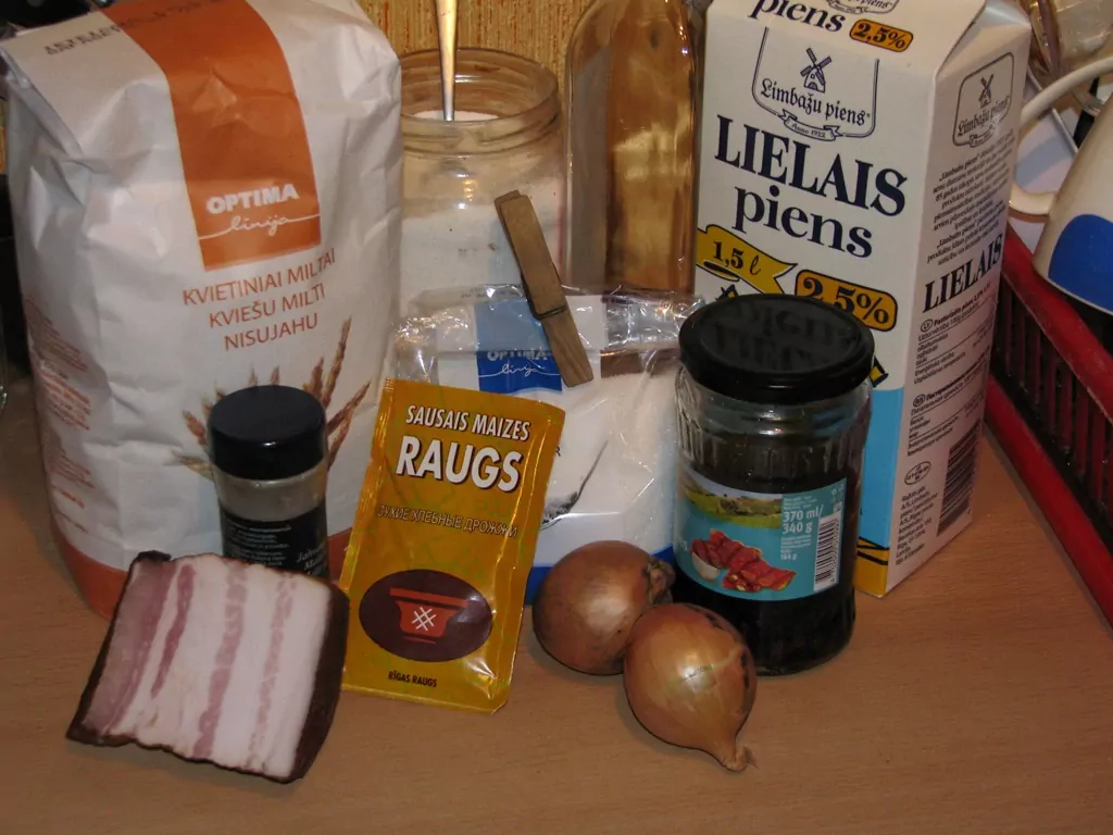 Maize ar speķi un saulē kaltētiem tomātiem vai viltotie pīrādziņi