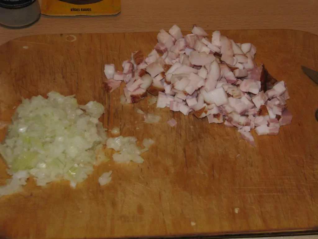 Maize ar speķi un saulē kaltētiem tomātiem vai viltotie pīrādziņi