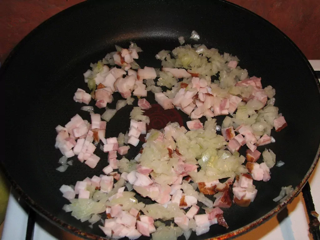 Maize ar speķi un saulē kaltētiem tomātiem vai viltotie pīrādziņi