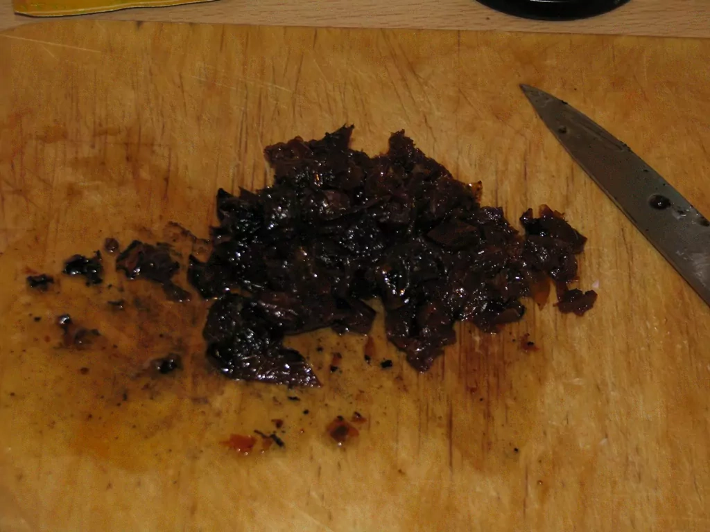 Maize ar speķi un saulē kaltētiem tomātiem vai viltotie pīrādziņi