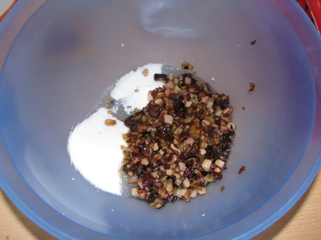 Maize ar speķi un saulē kaltētiem tomātiem vai viltotie pīrādziņi