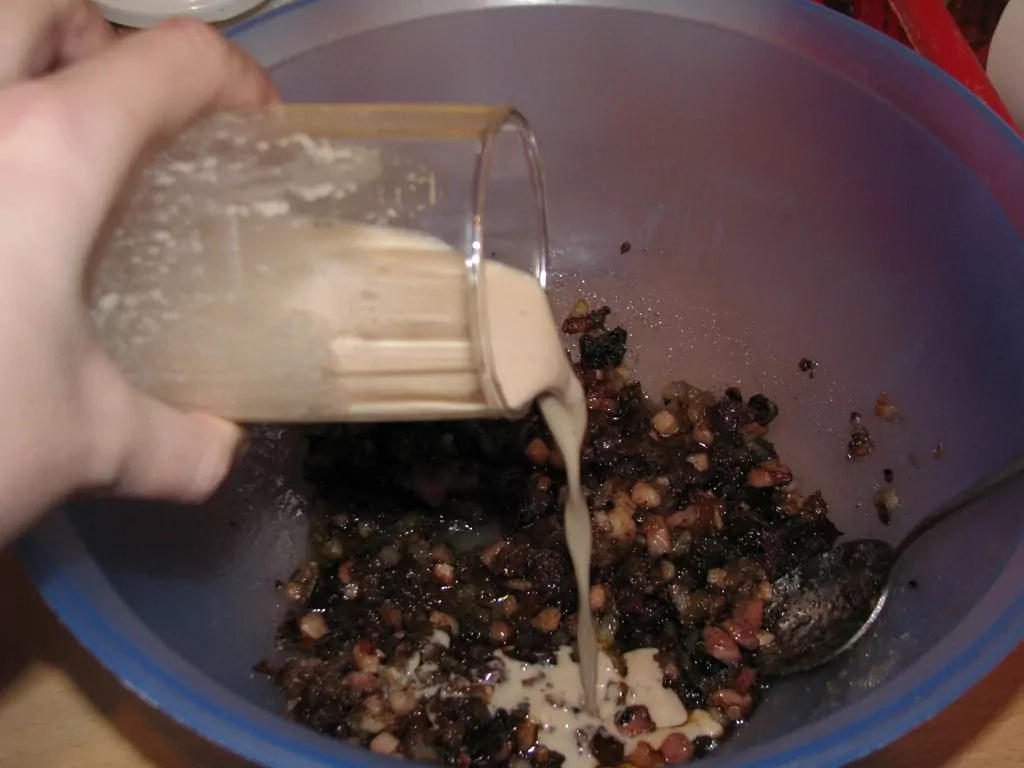 Maize ar speķi un saulē kaltētiem tomātiem vai viltotie pīrādziņi