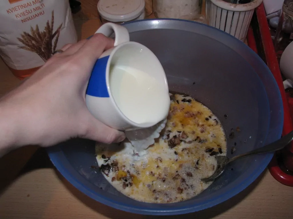 Maize ar speķi un saulē kaltētiem tomātiem vai viltotie pīrādziņi