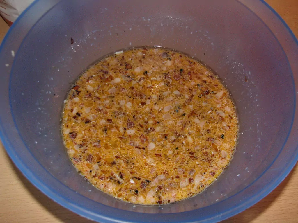 Maize ar speķi un saulē kaltētiem tomātiem vai viltotie pīrādziņi