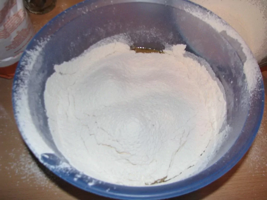 Maize ar speķi un saulē kaltētiem tomātiem vai viltotie pīrādziņi