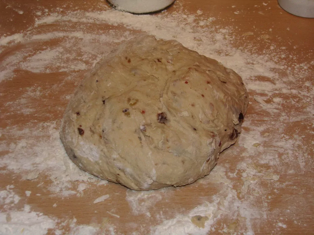 Maize ar speķi un saulē kaltētiem tomātiem vai viltotie pīrādziņi